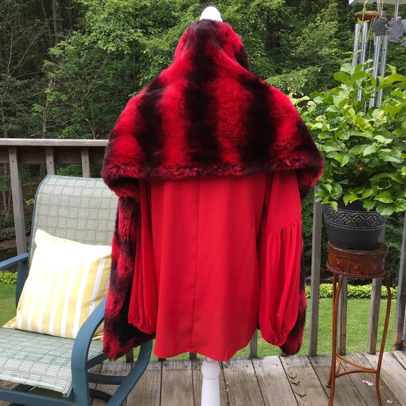 Striking red and black lined soft and thick faux fur wrap - Picture 2 of 5